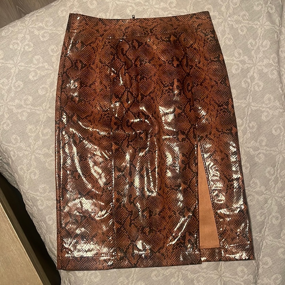 Faux Snake print skirt to the knee.